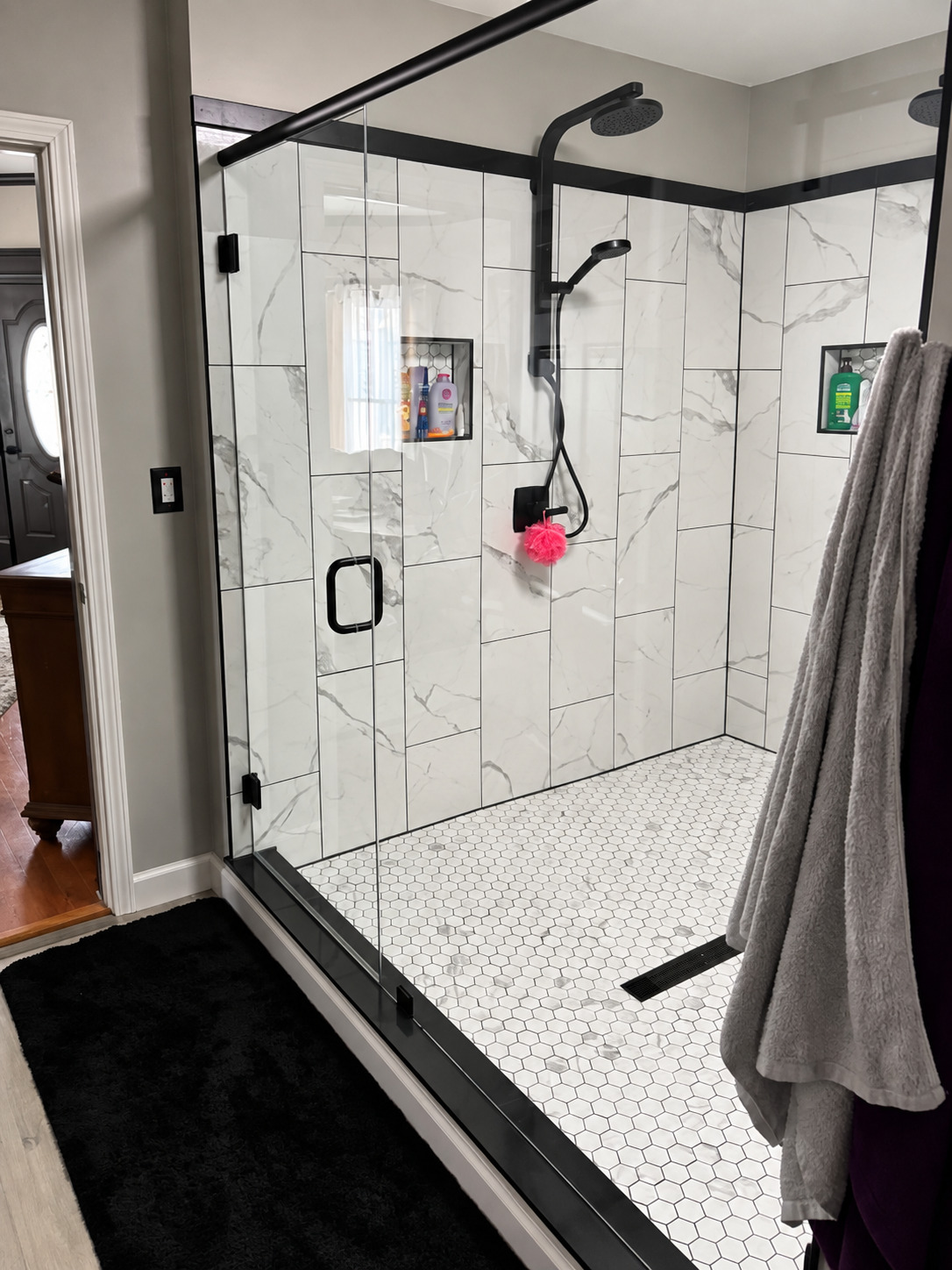 Walk-in shower - black hardware